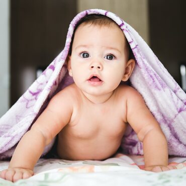 Bébé sous une couverture