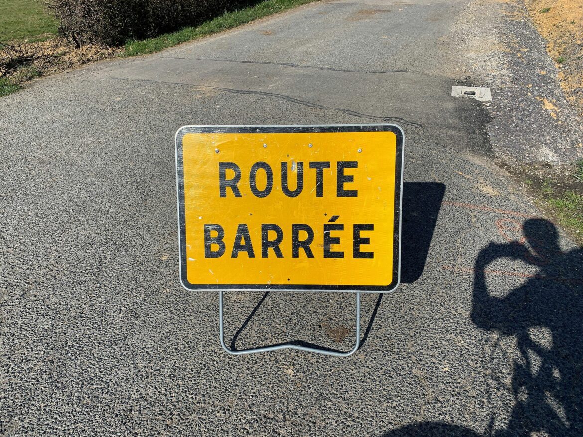 Panneau Route Barree Route Bourbouillon Saint Cyr sur Menthon FR01 2021 03 01 2