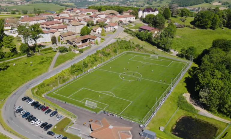 Larajasse en mouvement : les projets d'avenir pour la commune 1 Stade de Foot Larajasse