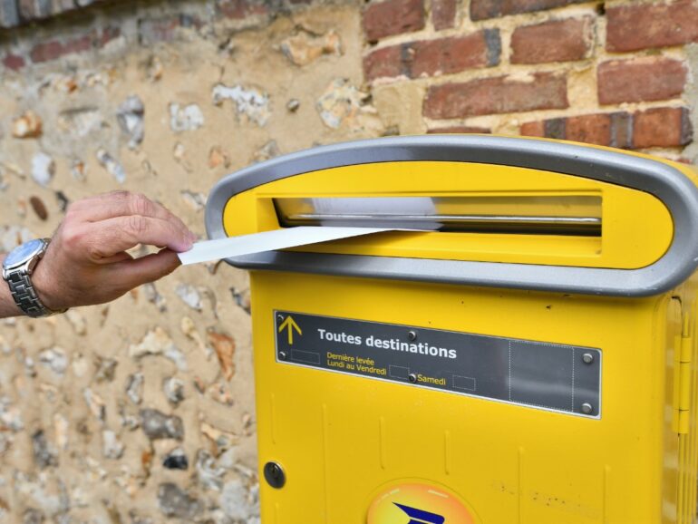 Comment Chazelles-sur-Lyon compense la fermeture de son bureau de poste ? 1 boite aux lettre la poste
