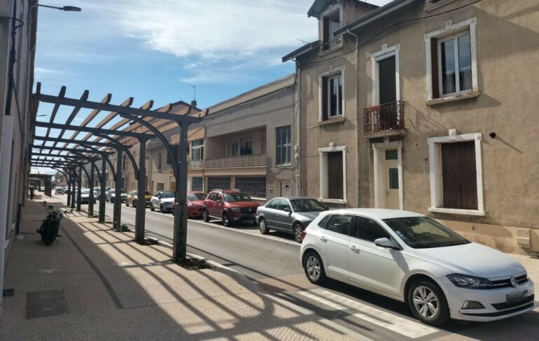 La rue de Saint-Galmier, principale artère menant au cœur de Chazelles-sur-Lyon, a fait peau neuve - ©Quentin Merle