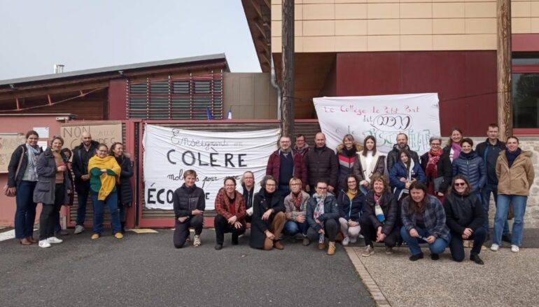 Les professeurs et les parents d'élèves mobilisés pour cette journée "collège mort" à Saint-Martin-en-Haut