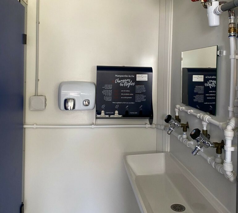 Des protections périodiques distribuées gratuitement au collège Pierre de Ronsard à Mornant 1 Un distributeur installé dans les toilettes des collégiennes - © Département du Rhône