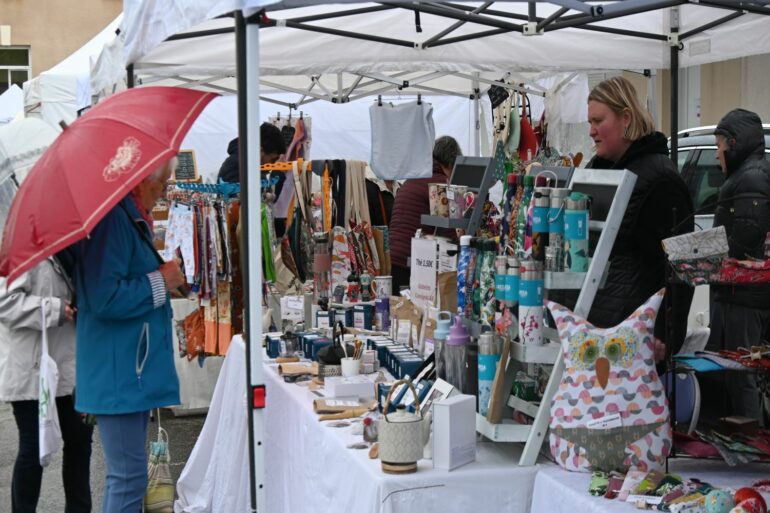 Premier marché artisanal de l'APEL Raoul Follereau à Chazelles-sur-Lyon : un succès malgré la pluie 3 Premier marché artisanal de l'APEL Raoul Follereau à Chazelles-sur-Lyon : un succès malgré la pluie - © Quentin Merle