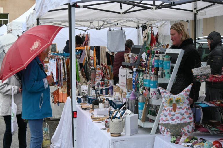 Premier marché artisanal de l'APEL Raoul Follereau à Chazelles-sur-Lyon : un succès malgré la pluie - © Quentin Merle