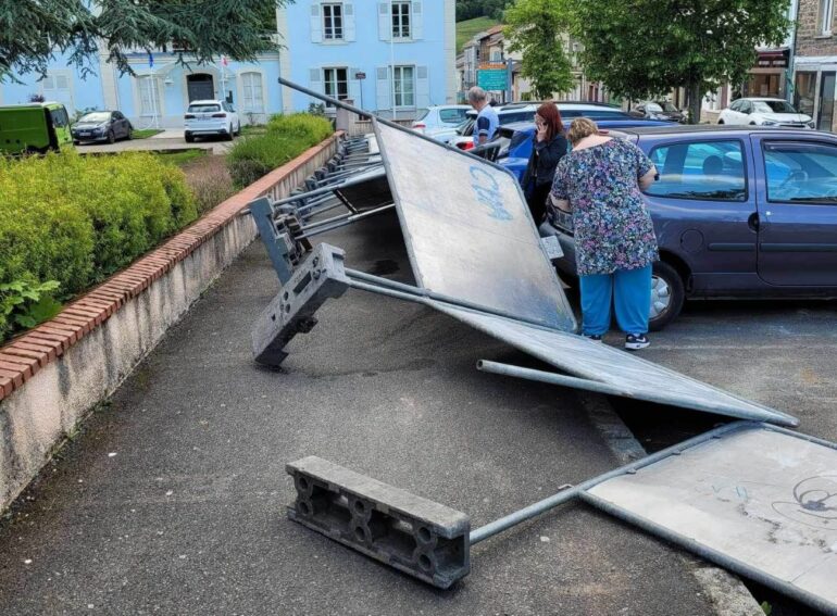 À Sainte-Foy-l’Argentière, les panneaux électoraux tombent sur des voitures à cause du vent 1 À Sainte-Foy-l’Argentière, les panneaux électoraux tombent sur des voitures à cause du vent