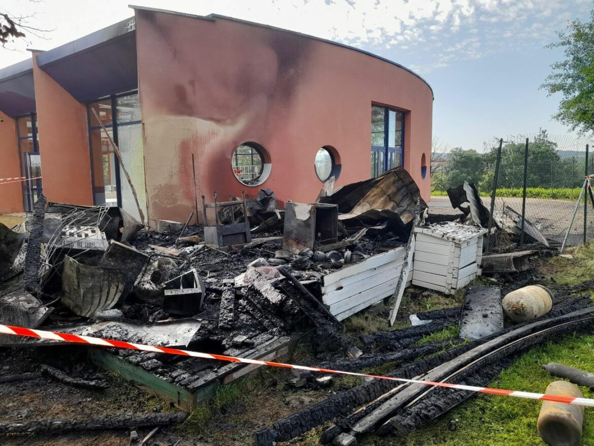 L'incendie à Hurongues a ravagé le snack de la piscine - © CC Monts du Lyonnais