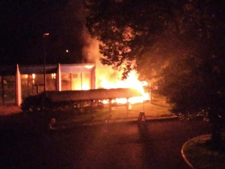 L'incendie à Hurongues a ravagé le snack de la piscine - © CC Monts du Lyonnais