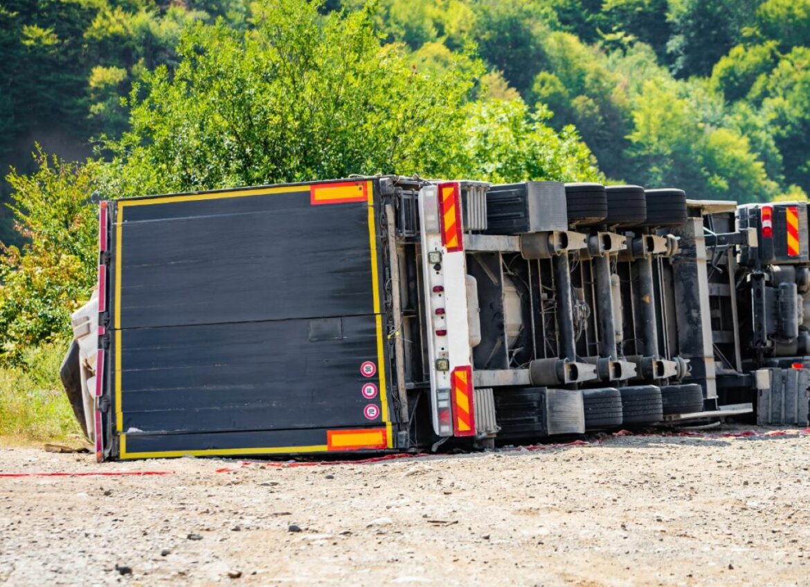 Le poids lourd renversé dans un étroit chemin à Saint-Genis-L'Argentière a (enfin) été évacué