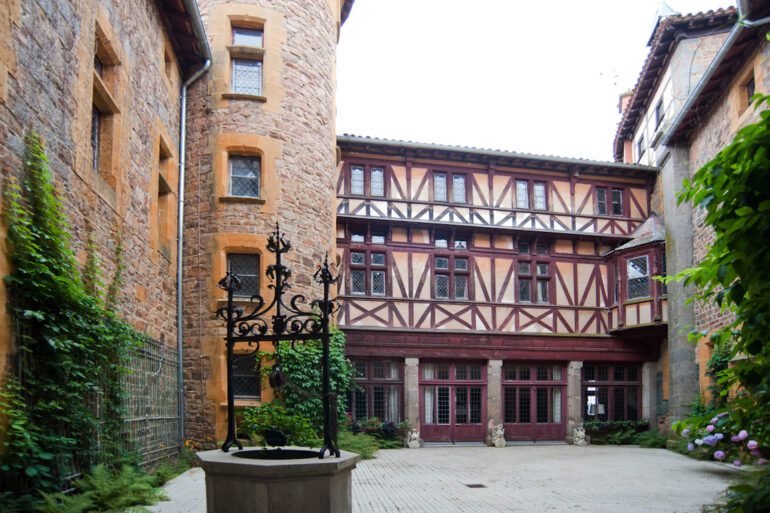 La cour intérieure du Château de Chamousset – © OTIMDL