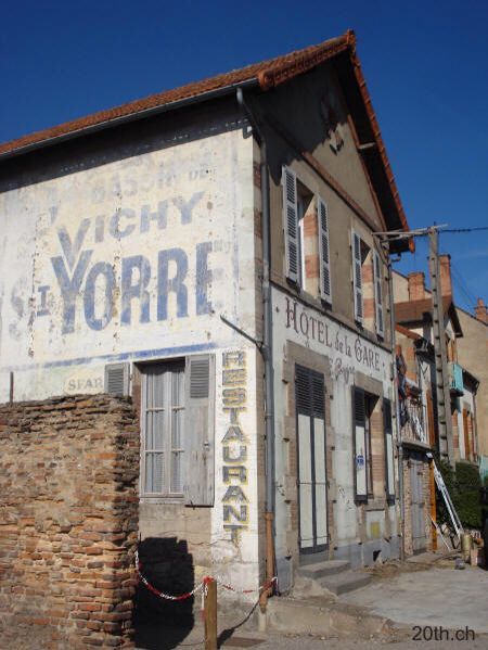 Balade en images sur la RN7 et la RN89 pour redécouvrir les anciennes publicités murales 1 Publicité Vichy St-Yorre sur la RN7 - © Fondation Schulé