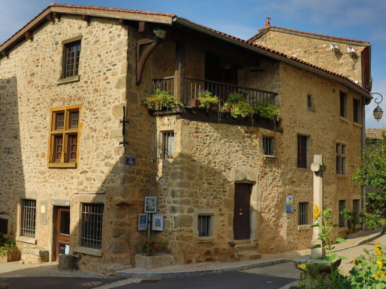 Cinq monuments historiques des Monts du Lyonnais à visiter cet été 5 Cinq monuments historiques des Monts du Lyonnais à visiter cet été