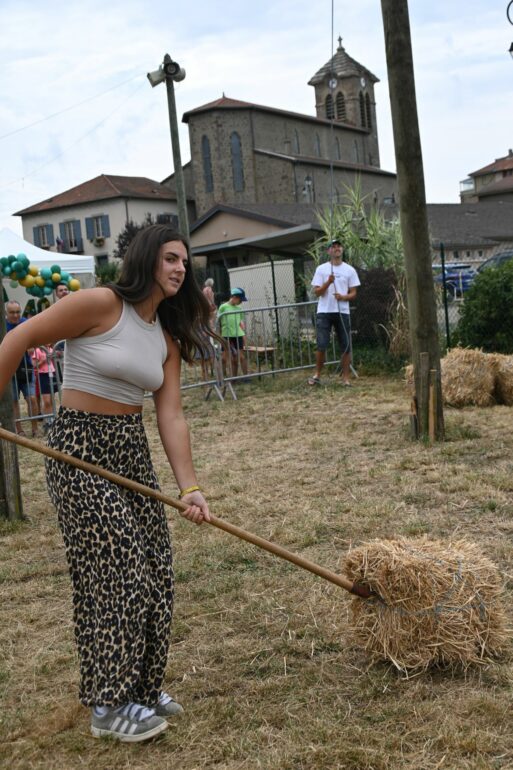 La Chapelle-sur-Coise : record de participation pour les 40 ans des Chapelliades 1 L'épreuve reine : le lancer de botte de paille
