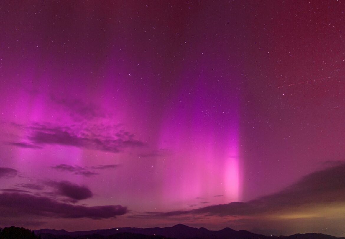 Spectacle rare : des aurores boréales illuminent le ciel des Monts du Lyonnais