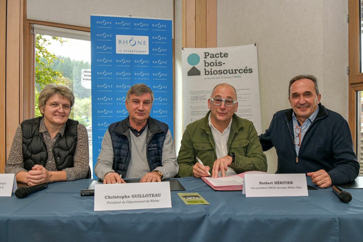 Le Département du Rhône s'engage pour le bois local dans ses constructions 2 Christophe GUILLOTEAU, Président du Département, a signé le Pacte bois-biosourcés avec Fibois Auvergne-Rhône Alpes, représenté par son Vice-président Norbert HERITIER.