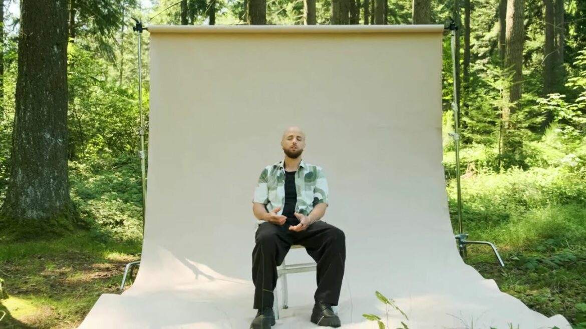 Marvin Marchand fait des Monts du Lyonnais le décor de son nouveau clip "La Terre Entière"