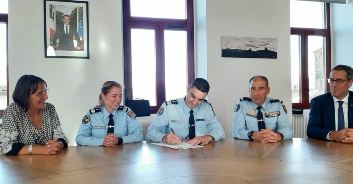 La signature de la convention s'est déroulée en présence des citoyens référents et des représentants de la Gendarmerie nationale.