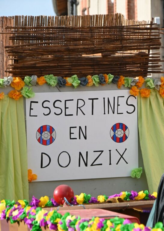 Un défilé de chars sur le thème "Voyage dans le passé" - © Quentin Merle