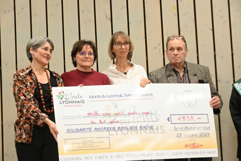 La marque collective Monts du Lyonnais - Terre de Saveurs a remis un chèque de 1598€ à l'association Solidarité Anorexie et Boulimie du Rhône - © Quentin Merle