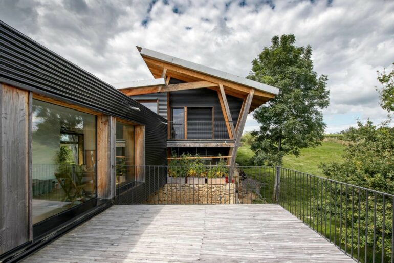 Saint-Martin-Lestra : visitez une ferme réhabilitée primée nationalement 1 Un mariage réussi entre pierre locale et bois contemporain - © Benoit Alazard