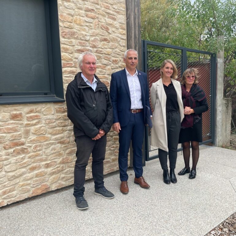 Saint-Laurent d'Agny innove avec des panneaux solaires en autoconsommation collective 1 Fabien Breuzin, Jean-Luc Fugit, Hélène Heurtevent et Audrey York - DR