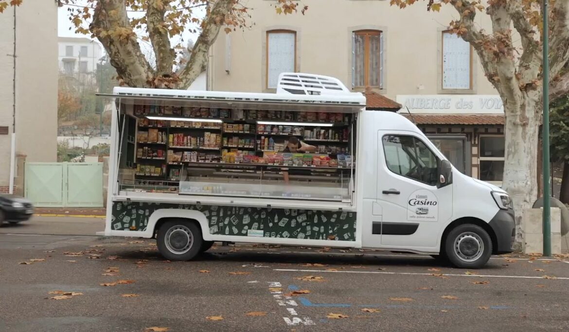 Casino relance ses tournées avec une épicerie nomade dans les Monts du Lyonnais