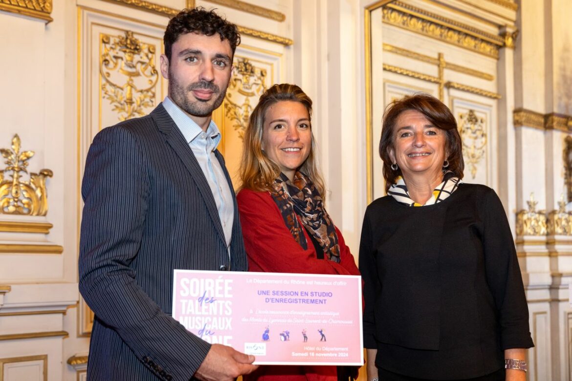 Les écoles de musique des Monts du Lyonnais à l'honneur lors de la soirée des talents musicaux du Rhône 1 L'école ressource enseignement artistique des Monts du Lyonnais, basée à Saint-Laurent-de-Chamousset, a reçu le prix "chapeau les profs" - © Julien Bourreau CD69