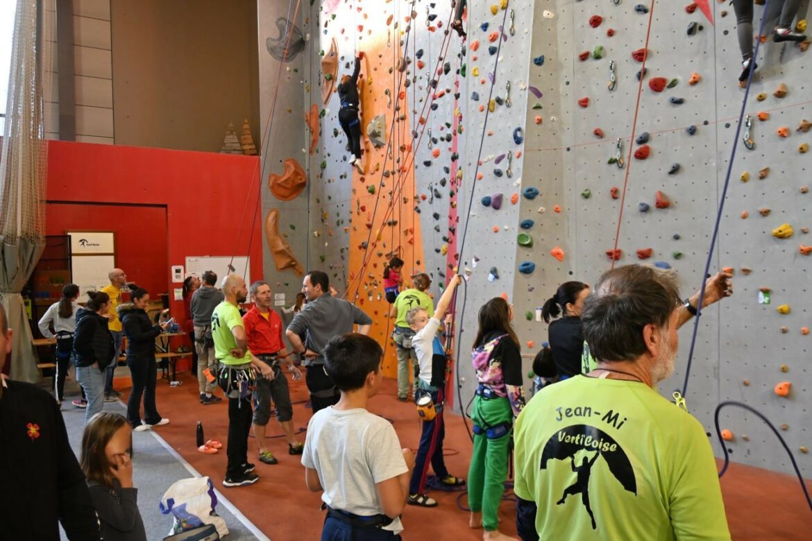Grimpe Solidaire : une belle journée pour soutenir Rémi et Florent à Chazelles sur Lyon 2 Ce défi a rassemblé environ 300 participants - © Quentin Merle