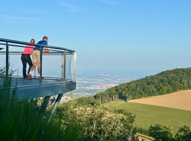Notre sélection des 5 lieux instagrammables dans les Monts du Lyonnais 1 Le Signal de Saint-André-la-Côte offre un magnifique panorama - © Pauline Michaud