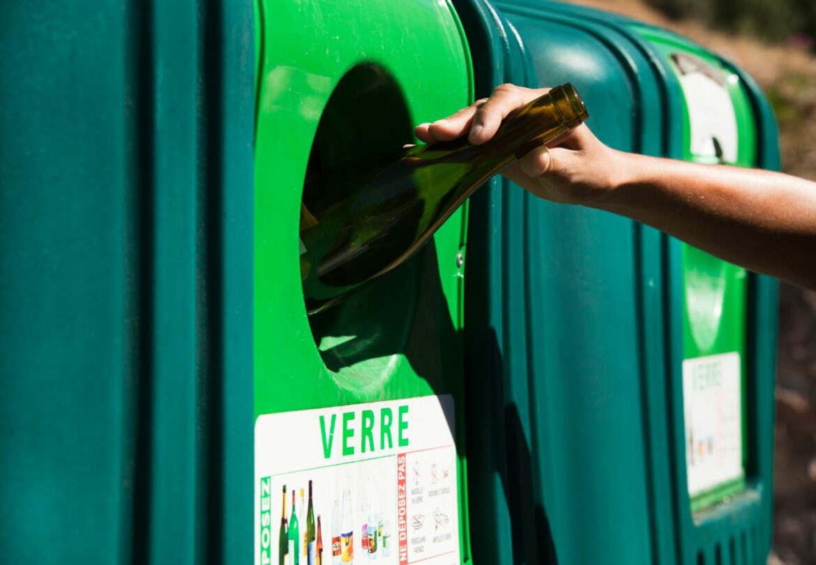 Le Pays de l'Arbresle face au défi du tri sélectif 1 Plus de 100 colonnes à verre en centre-bourg permettent de trier les emballages en verre