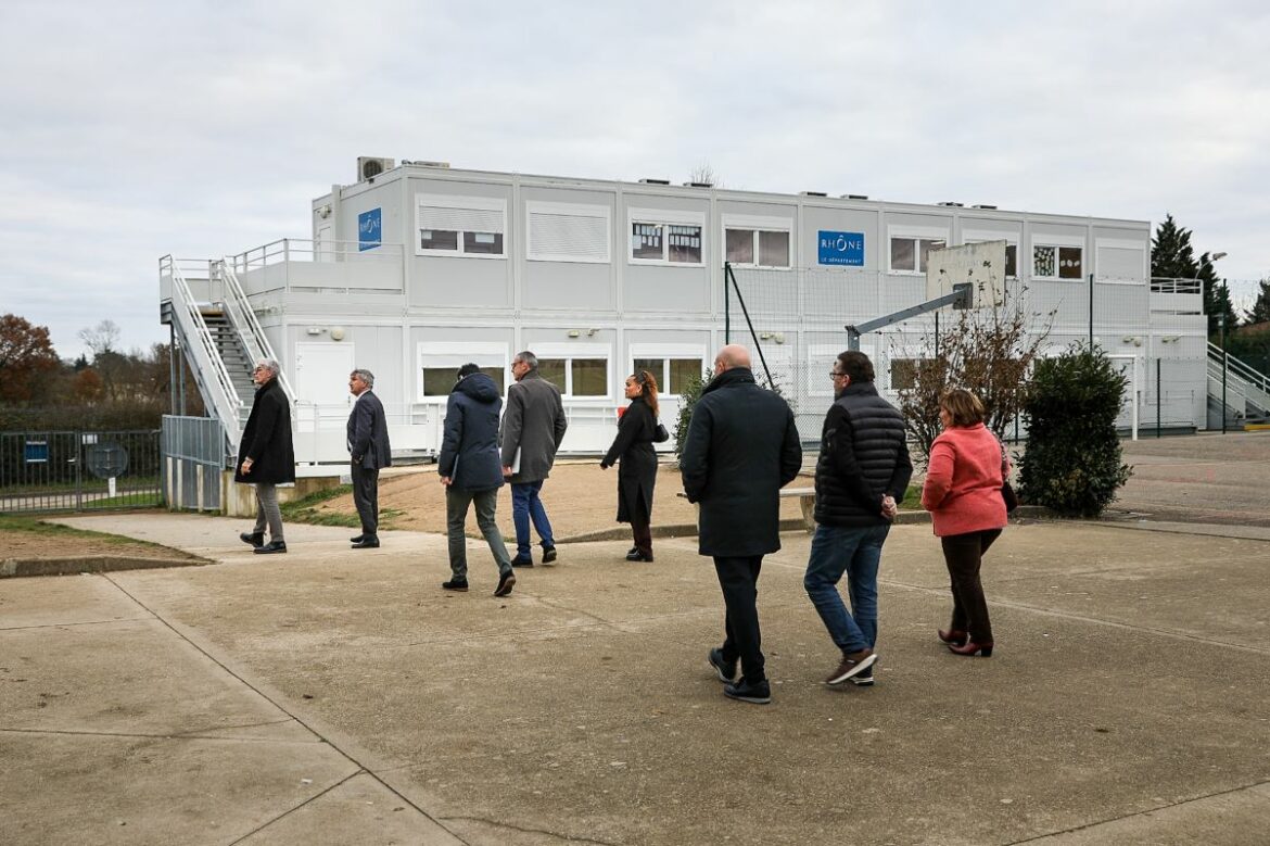 Quatre bâtiments modulaires ont été installés permettant d'augmenter temporairement la capacité à 840 places - © Département du Rhône - Julien Bourreau