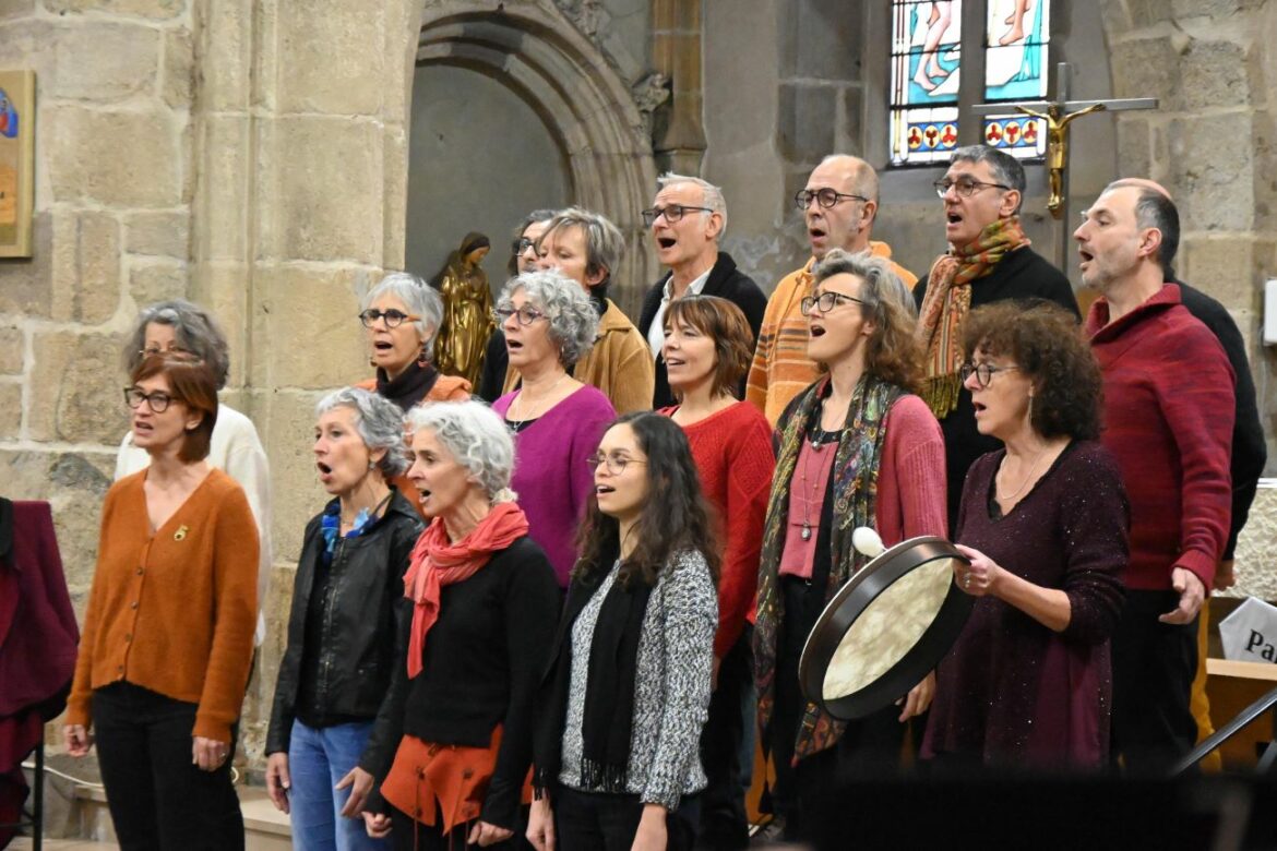 Un concert de Noël réunit 300 spectateurs à l'église de Chazelles-sur-Lyon 1 Les Chœurs Bouts du Monde de Saint-Étienne - © Quentin Merle