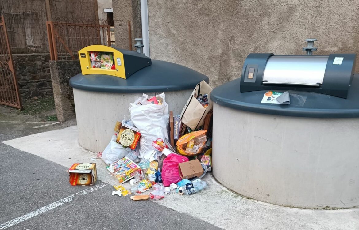 Débordements de conteneurs à Chazelles-sur-Lyon, la communauté de communes s'explique