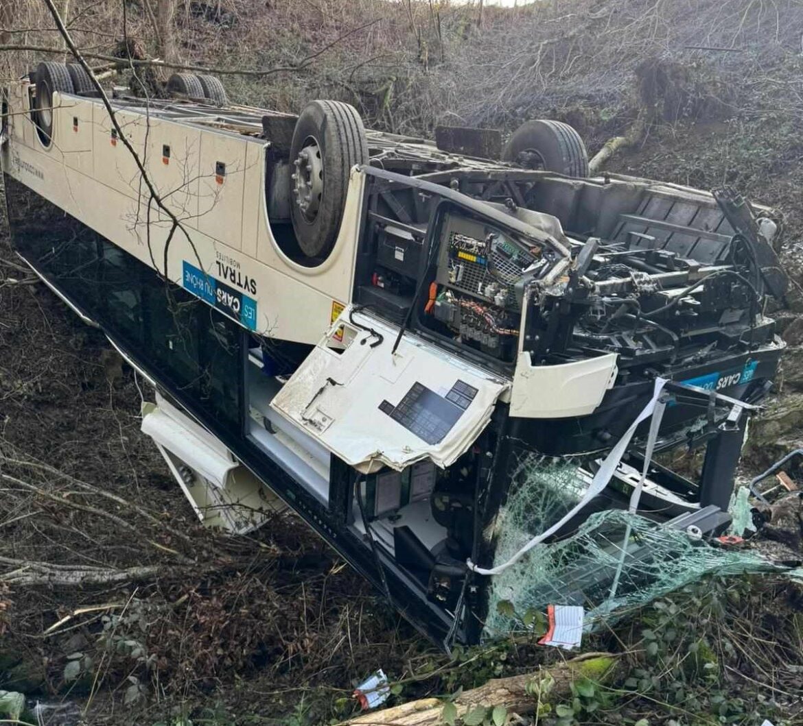 Un car scolaire fait une chute de 20 m à Saint-Martin-en-Haut : des blessés légers, un miracle
