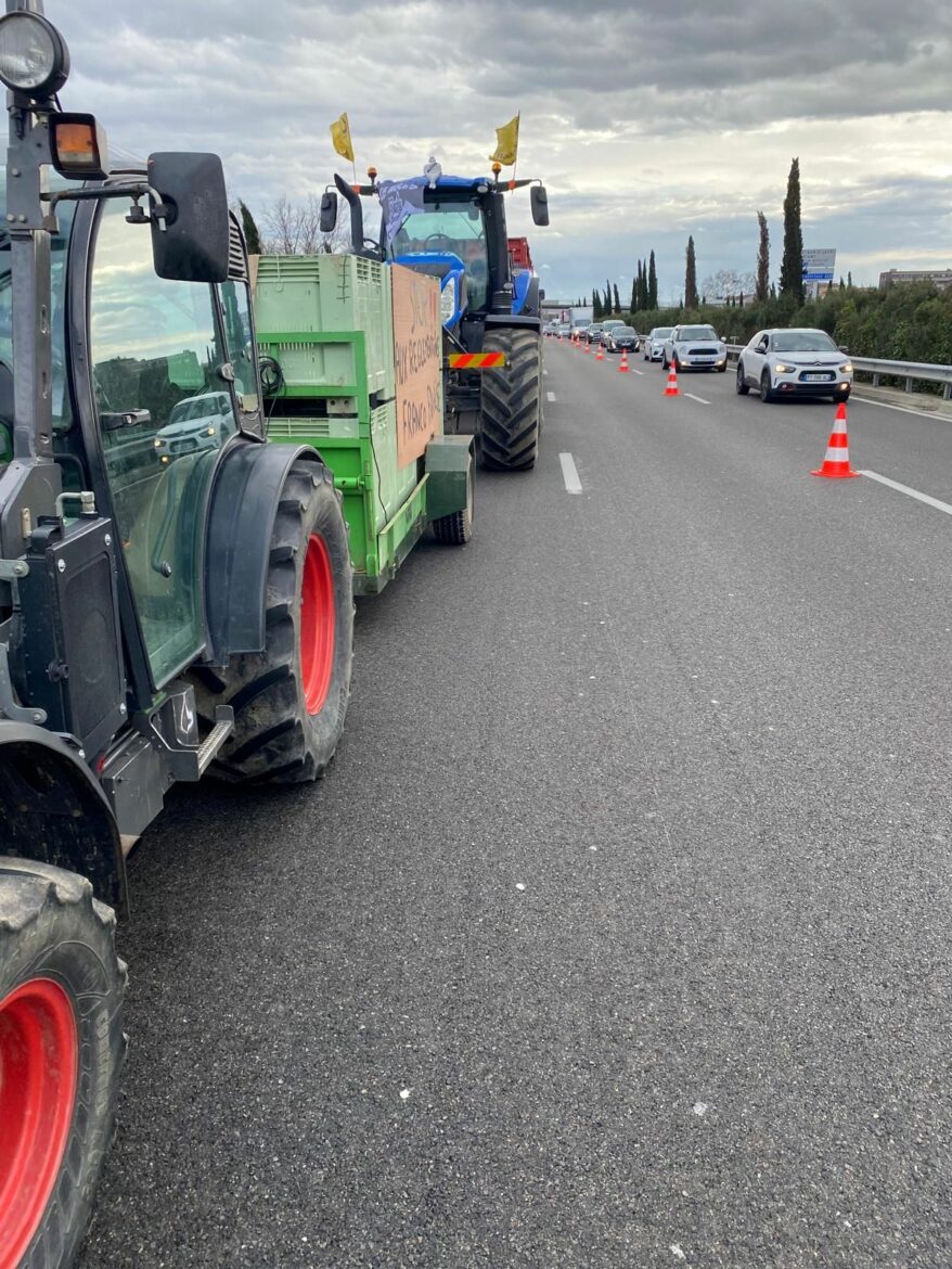 Une vingtaine de tracteurs ont mené une opération escargot à l’initiative de la Coordination rurale du Rhône et de l'association Agri Chabanière - © Coordination rurale Rhône-Alpes