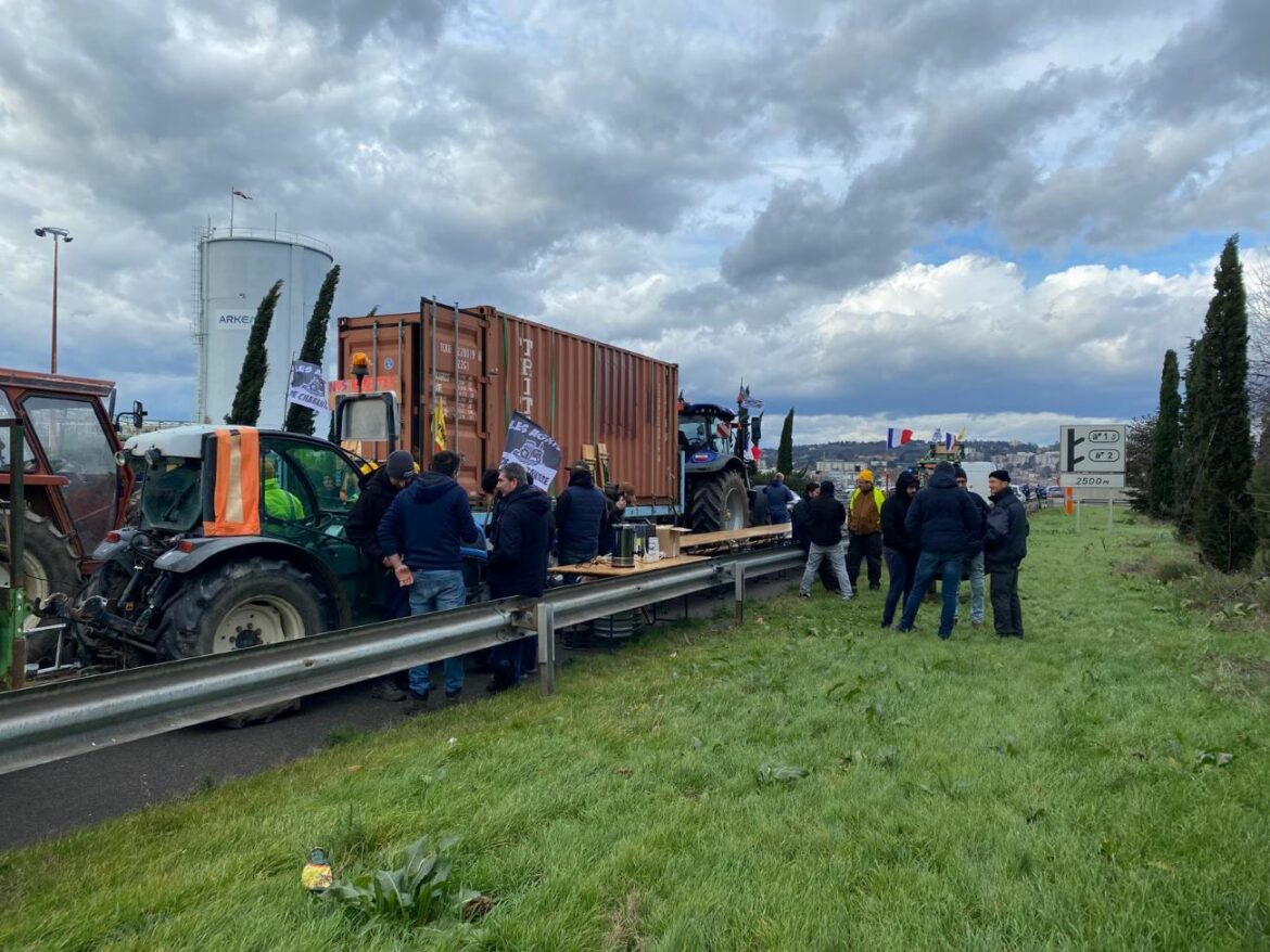 Des agriculteurs en colère perturbent la circulation au sud de Lyon