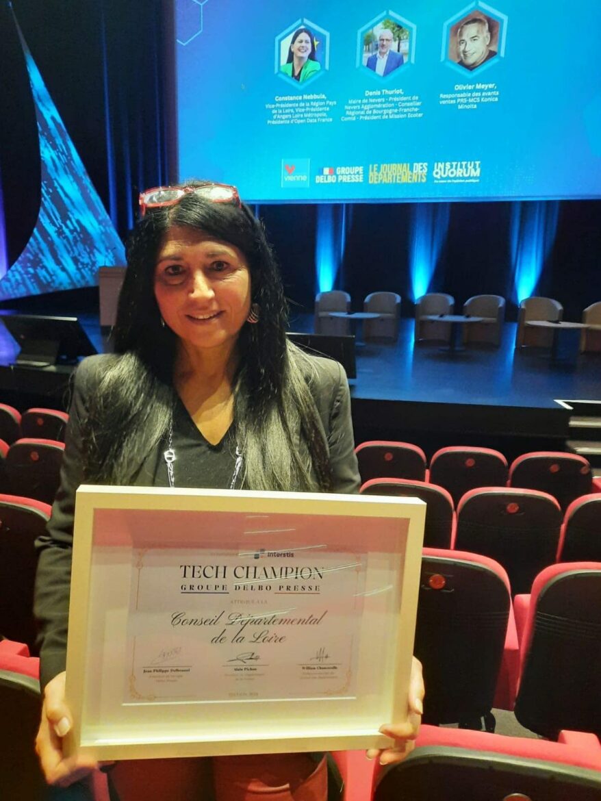 Le 5 décembre dernier, lors des Assises Nationales des Collectivités Numériques à Poitiers, le Département de la Loire représenté par Séverine Reynaud a remporté le prix « Tech Champion de France 2024 »