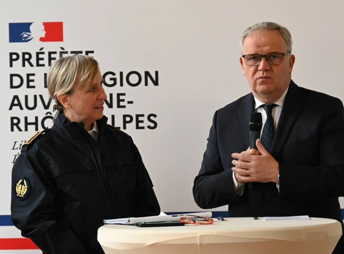 La Préfète de la région Auvergne-Rhône-Alpes, Fabienne Buccio, et le ministre François-Noël Buffet, originaire du Rhône, ont présenté le plan d’action départemental de restauration de la sécurité du quotidien. © Préfecture Auvergne-Rhône-Alpes