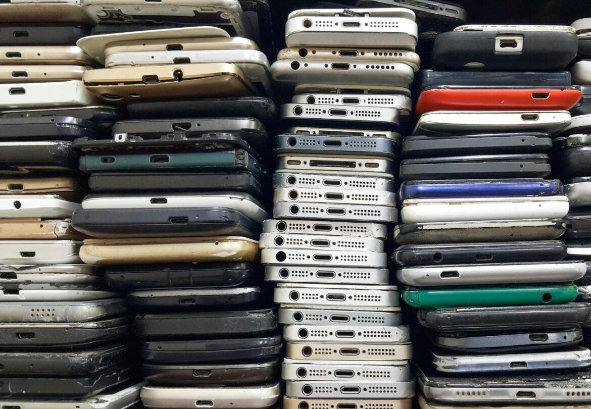 Recyclez vos vieux téléphones : une collecte solidaire sur Forez-Est