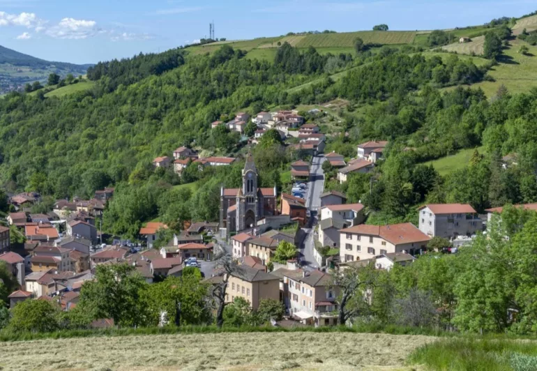 Courzieu cherche commerçant : un local de 50 m² disponible en plein centre-bourg