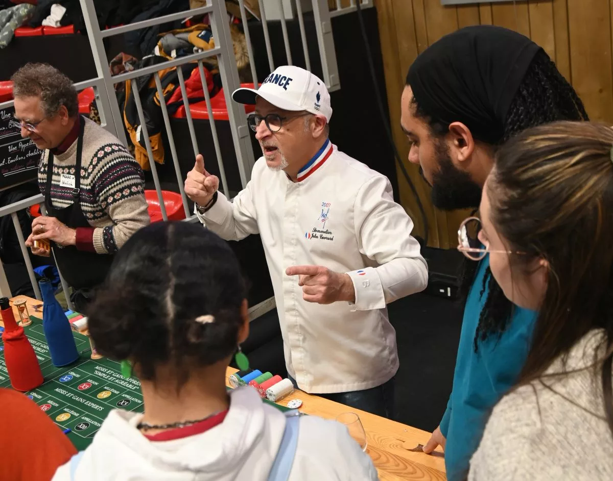 Le Salon Capsules et Bouchons attire 1760 visiteurs dans les Monts du Lyonnais 2 le casino des vins animé par John Euvrard, Meilleur ouvrier de France dans la catégorie des sommeliers en 2007