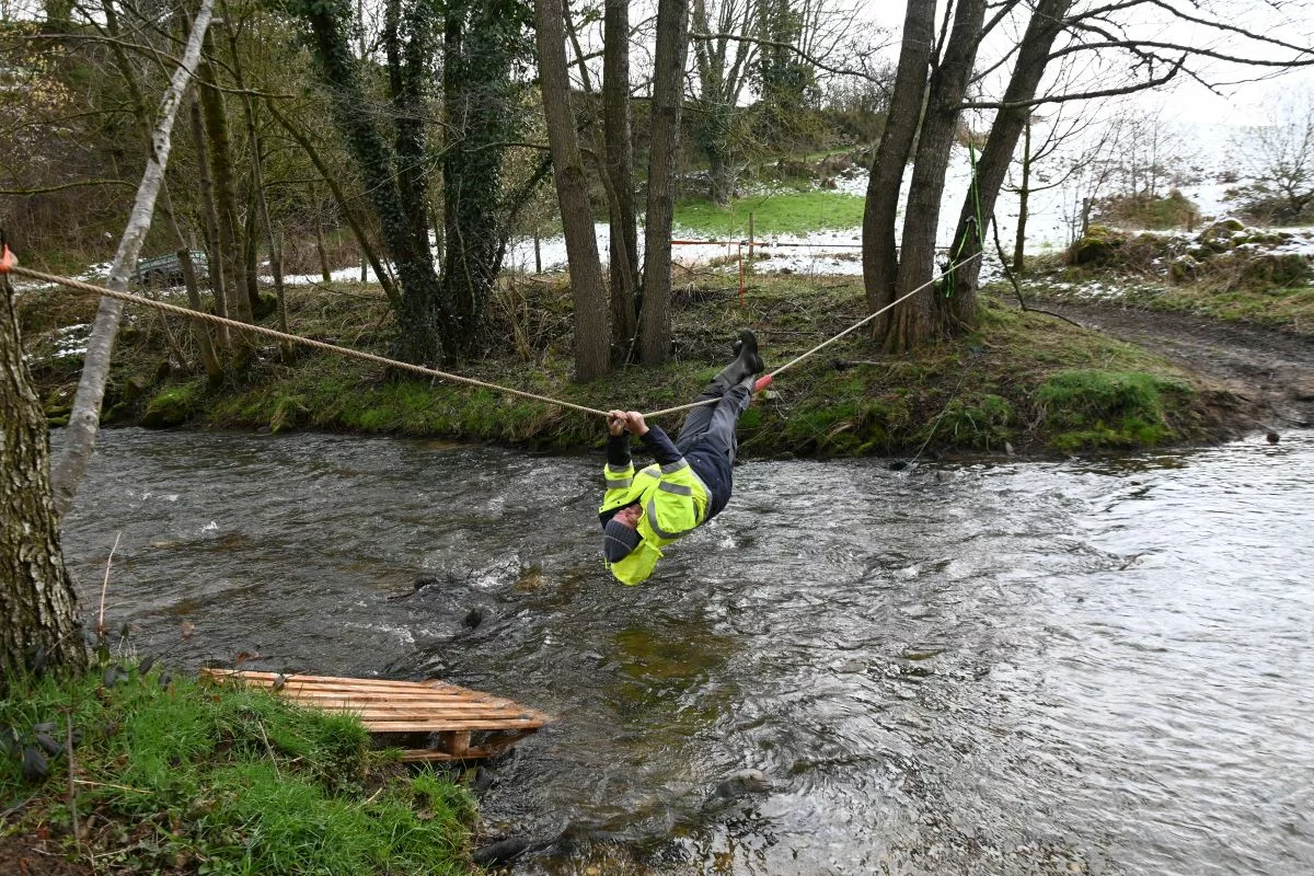 Neige et défis : le premier circuit familial de Saint-Symphorien-sur-Coise fait sensation 1 Une impressionnante traversée de la Coise sur une corde suspendue de 10 mètres