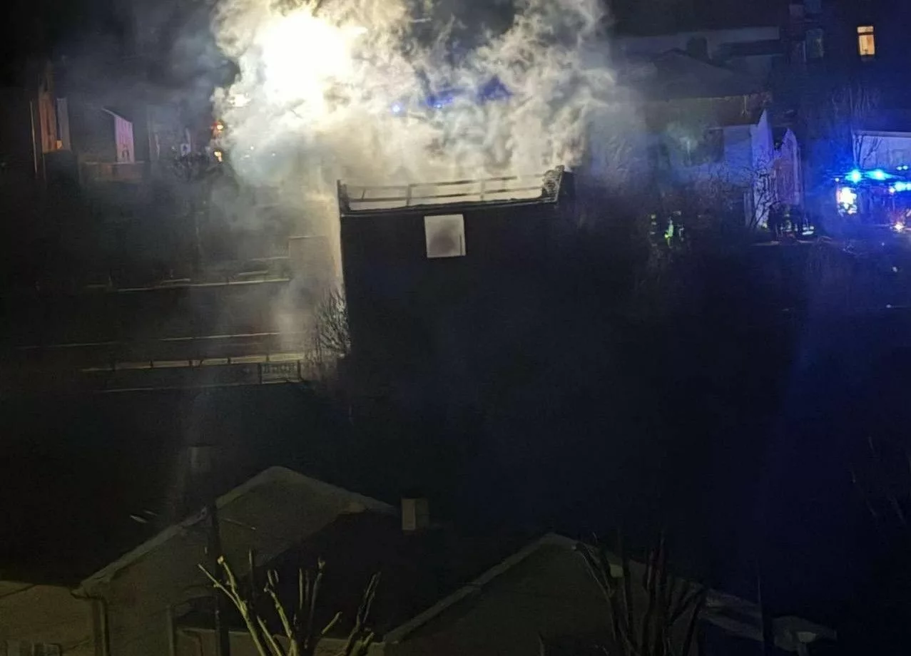 Incendie à Saint-Symphorien-sur-Coise dans une friche industrielle 2 Enquête en cours pour déterminer l'origine du sinistre - © Brice Sonnier