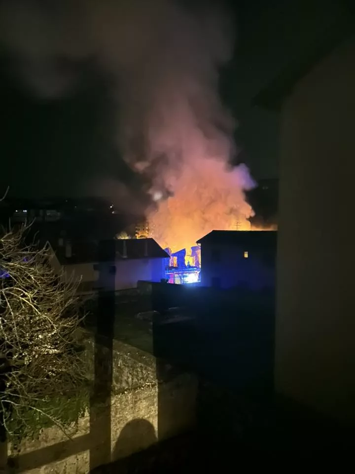 Incendie à Saint-Symphorien-sur-Coise dans une friche industrielle 1 Une ancienne menuiserie touchée par les flammes à Saint-Symphorien-sur-Coise - © Emma Thevenon