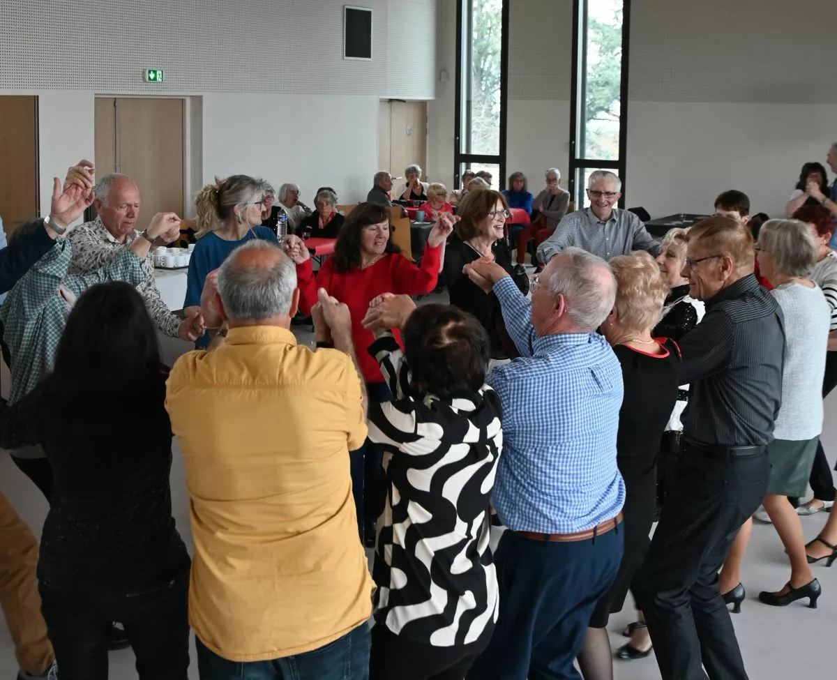 Thé dansant dans les Monts du Lyonnais : carton plein à Chevrières 1 L'événement a réuni 100 participants dans la nouvelle salle des fêtes "Le PréO" - © Quentin Merle