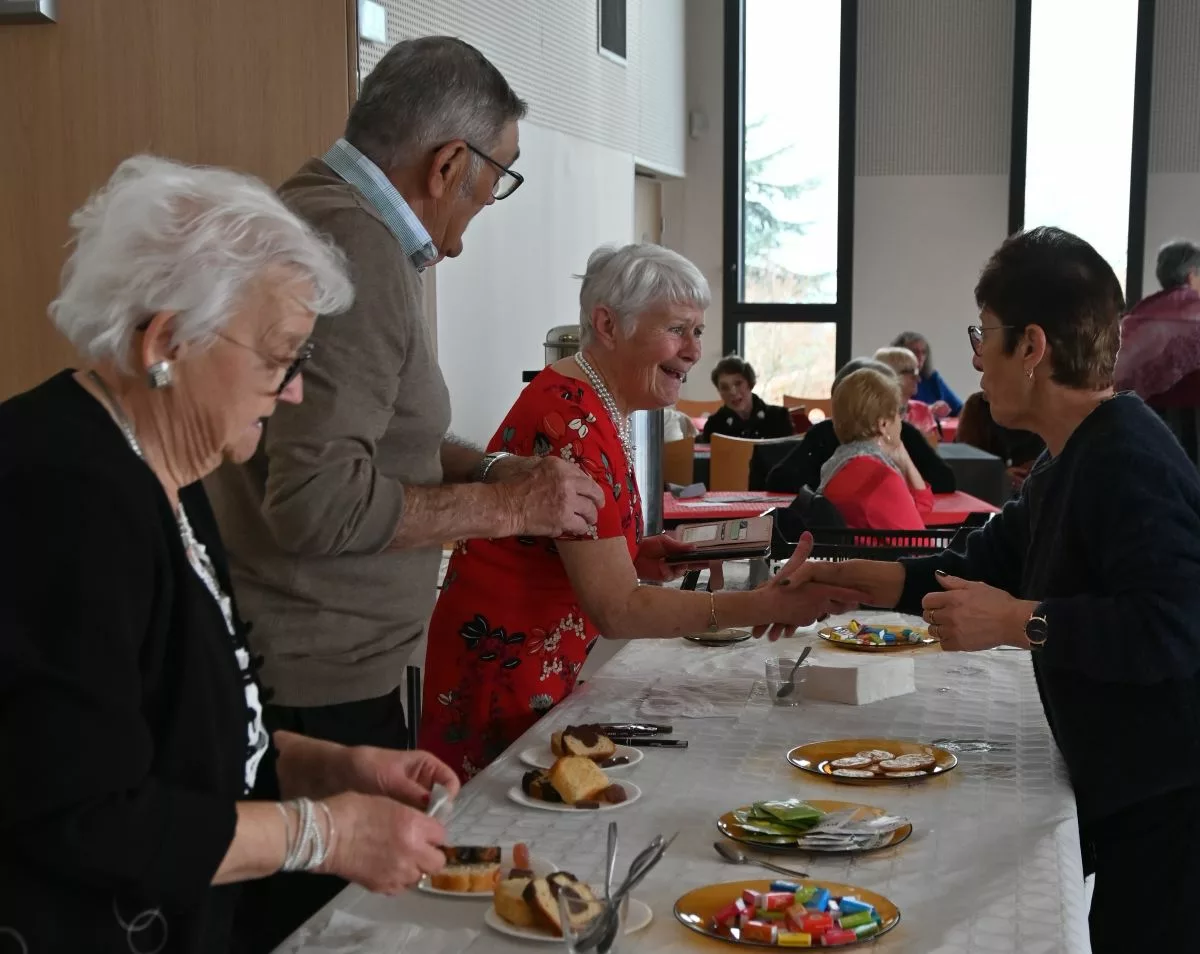 Thé dansant dans les Monts du Lyonnais : carton plein à Chevrières 3 Les participants ont pu se désaltérer à la buvette où pâtisseries, café, thé et autres boissons étaient proposés par les bénévoles - © Quentin Merle