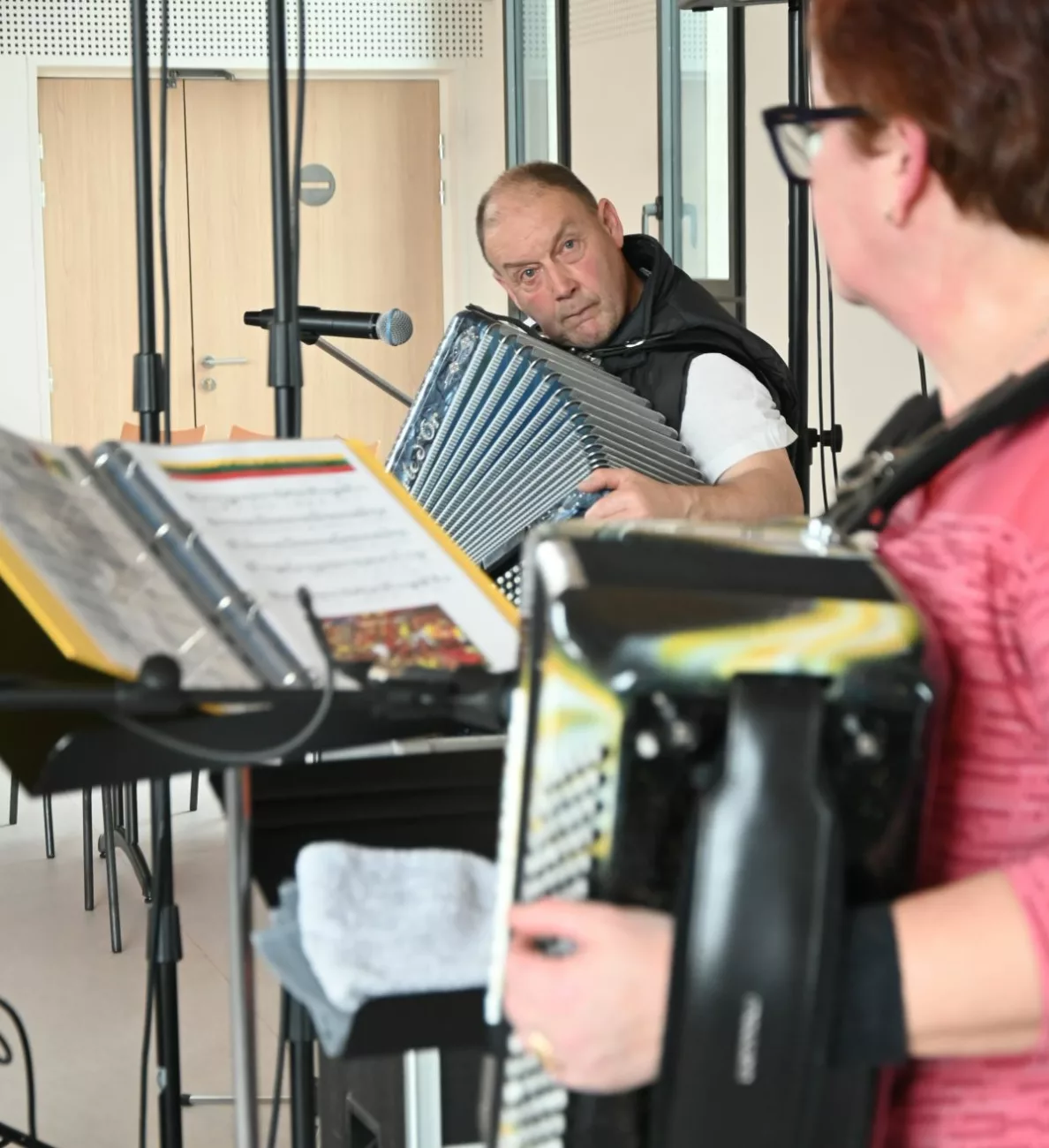 Thé dansant dans les Monts du Lyonnais : carton plein à Chevrières 2 Une animation musicale assurée par deux accordéonistes talentueux venus de Saint-Denis-sur-Coise - © Quentin Merle