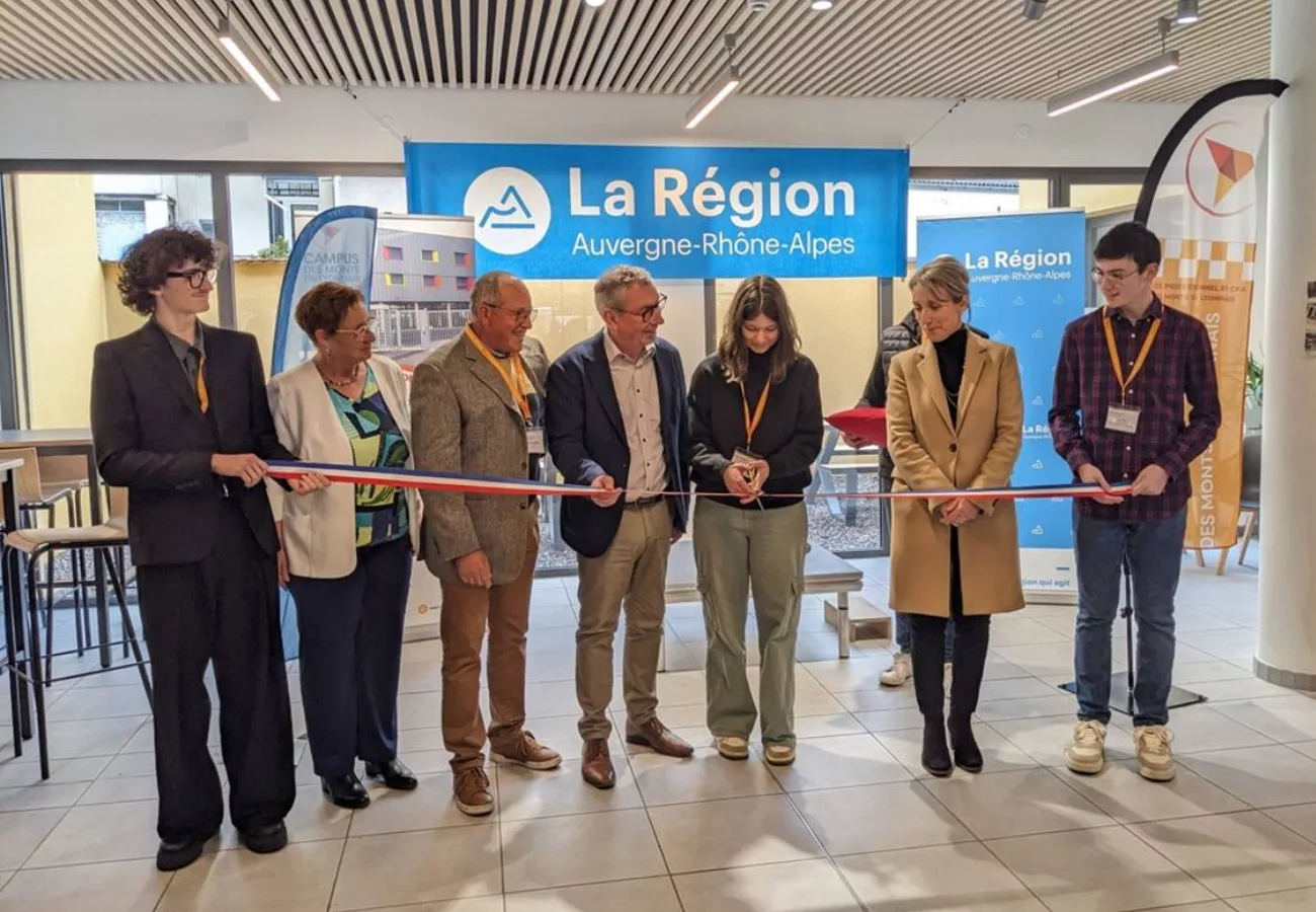 Chazelles-sur-Lyon : le Campus des Monts du Lyonnais modernisé 1 Le Campus des Monts du Lyonnais à Chazelles-sur-Lyon a inauguré son nouvel internat et trois salles de classe supplémentaires ce mercredi 16 avril, en présence de l'équipe pédagogique, des élus, des entreprises du chantier et des élèves - © Campus des Monts du Lyonnais