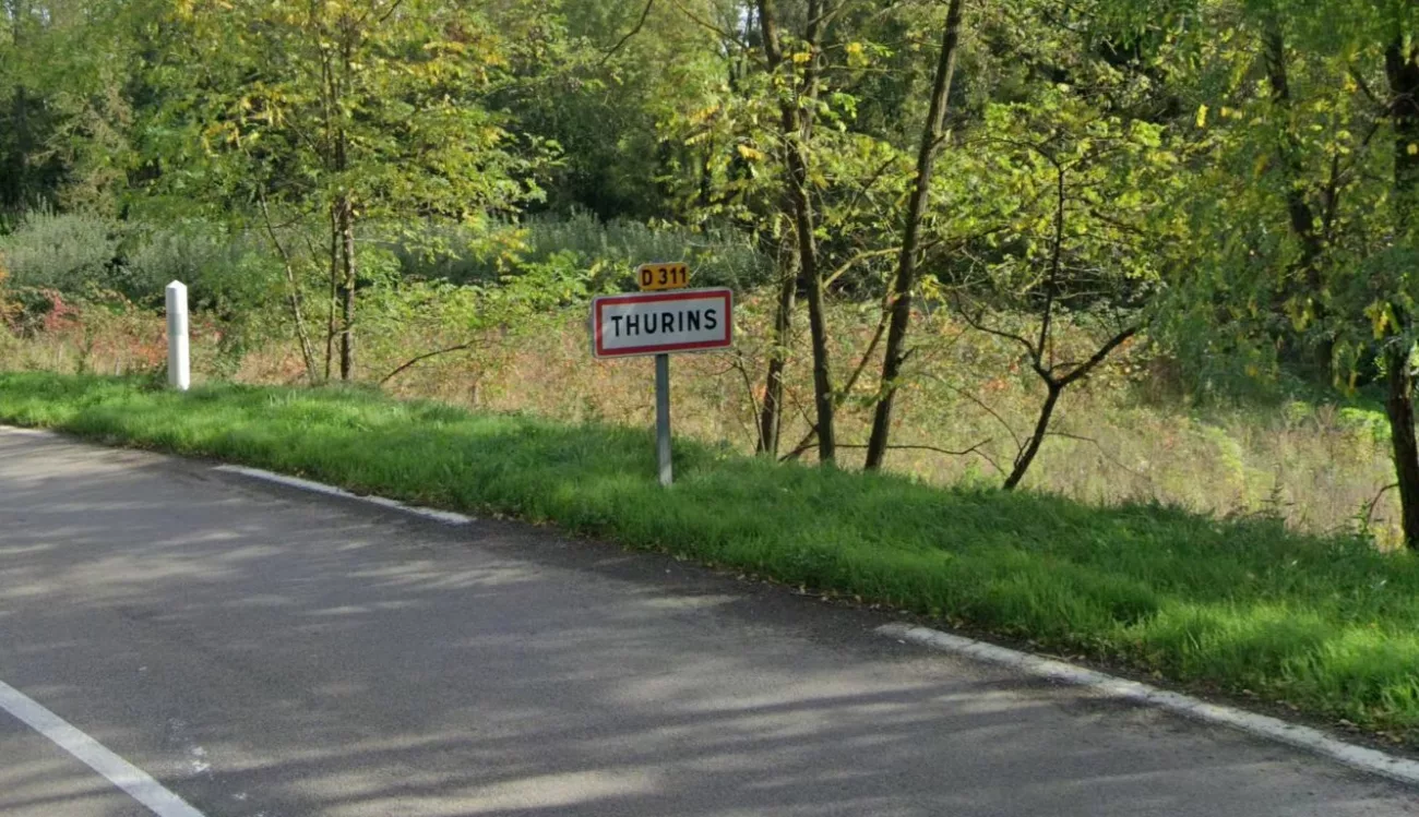 Une fenêtre vide et des centaines de cœurs inquiets : chaîne de solidarité pour la célèbre mamie de Thurins