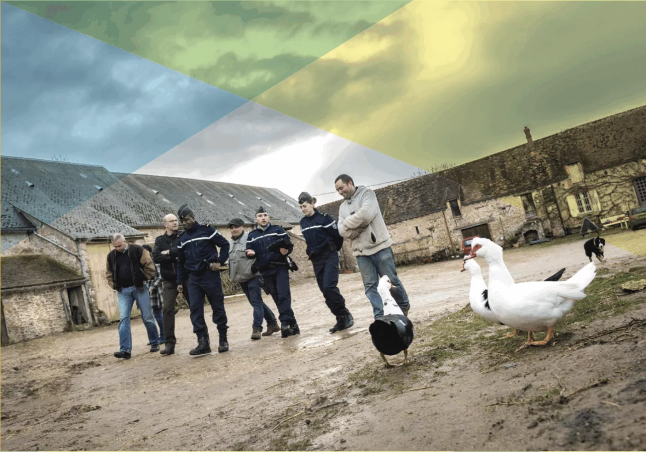 Gendarmes ferme agriculteurs